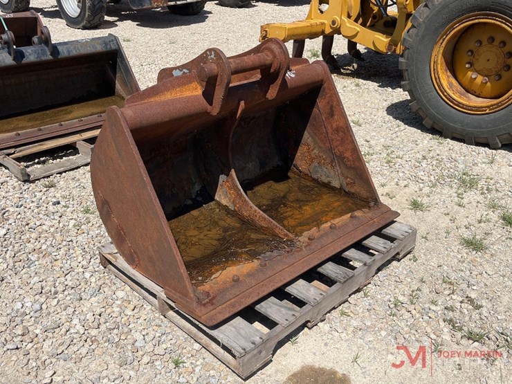 strickland-48"-smooth-excavator-bucket-w/-bolt-on-cutting-edge-image-1