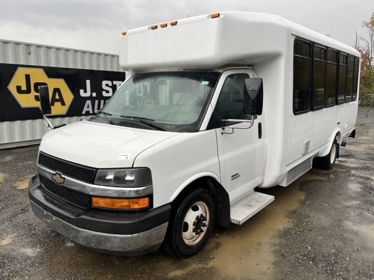 2014-chevrolet-express-paratransit-bus-image-1