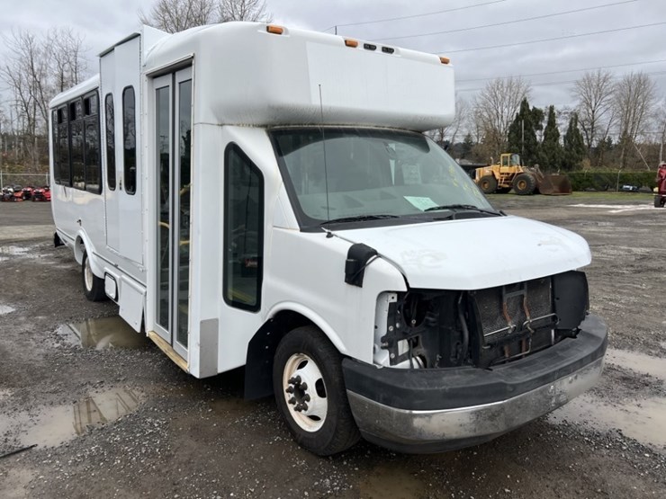 2014-chevrolet-express-paratransit-bus-image-2