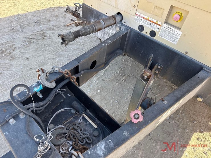 2020-doosanxp825hp-750-towable-air-compressor-image-6