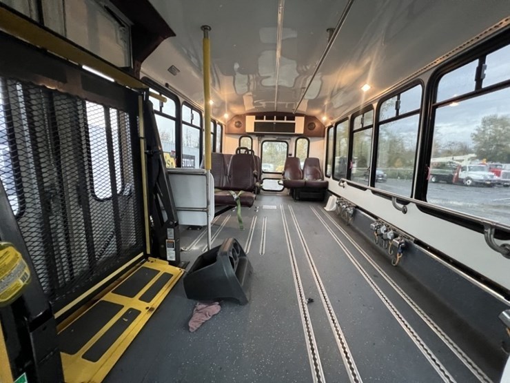 2014-chevrolet-express-paratransit-bus-image-33