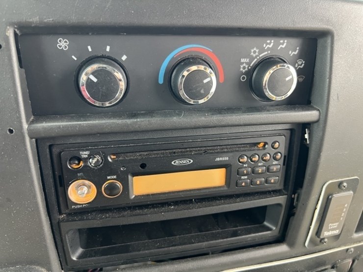 2014-chevrolet-express-paratransit-bus-image-31