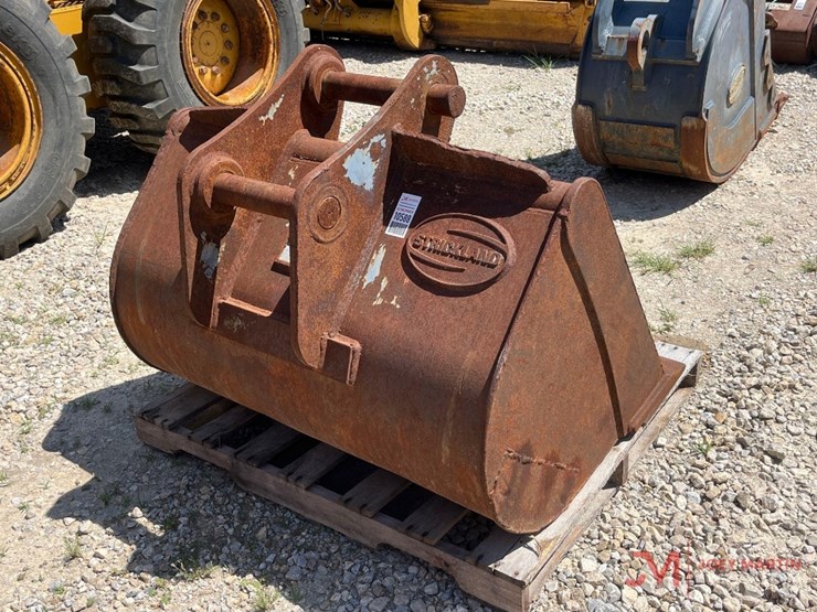 strickland-48"-smooth-excavator-bucket-w/-bolt-on-cutting-edge-image-2