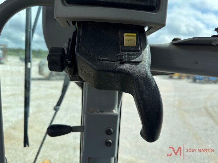 2012-caterpillar-140m2-image-22