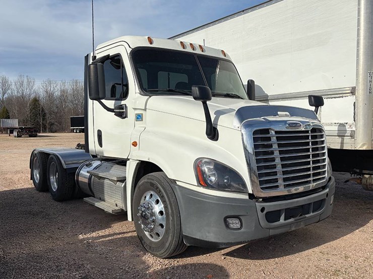 2016-freightliner-cascadia-125-image-1