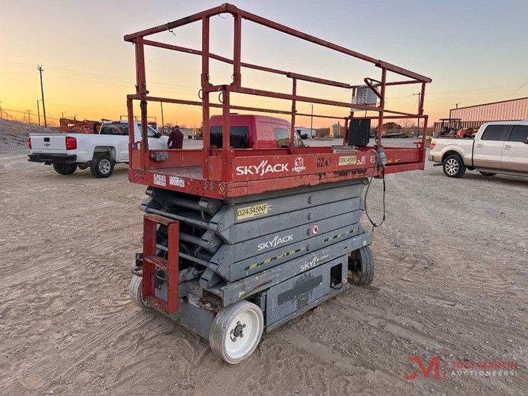 2015-skyjack-sj4632-electric-scissor-lift-image-2