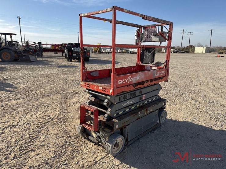 2016-skyjack-sj3219-electric-scissor-lift-image-2