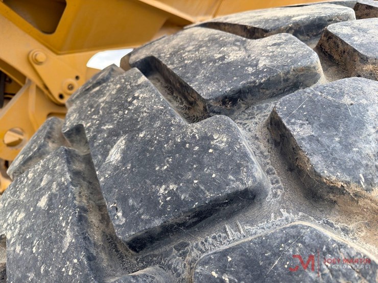 caterpillar-745-image-16