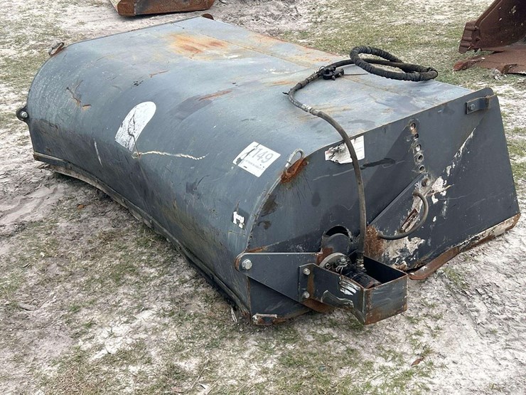 hydraulic-sweeper-skid-steer-attachment-image-1