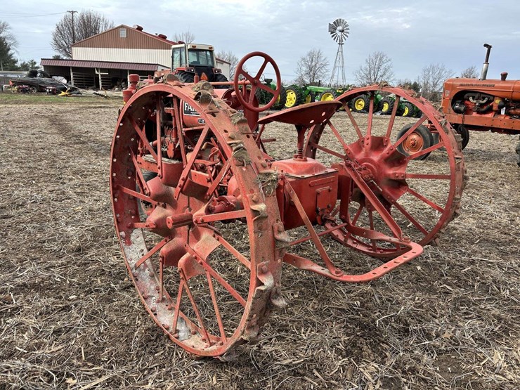 farmall-f-12-single-front-on-rubber-with-cast-steel-rim-and-rear-steel-image-6