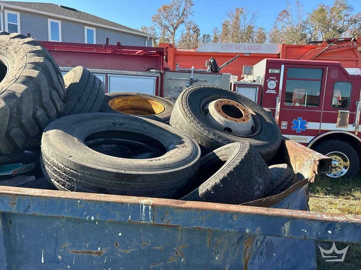 rolloff-dumpster-body-with-misc-tires-image-5
