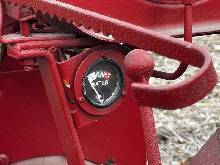 farmall-f-20-narrow-front-on-rubber-image-9