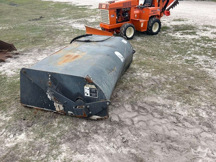 hydraulic-sweeper-skid-steer-attachment-image-2