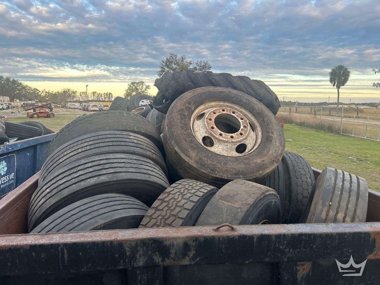 rolloff-dumpster-body-with-misc-tires-image-5