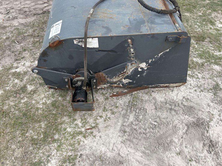 hydraulic-sweeper-skid-steer-attachment-image-5