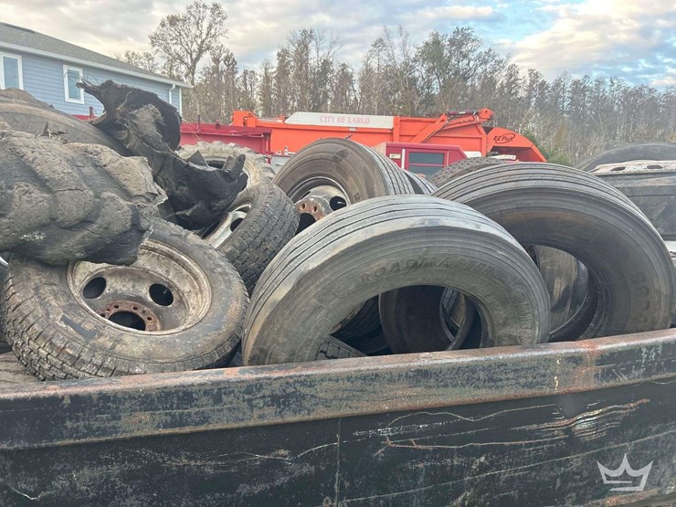 rolloff-dumpster-body-with-misc-tires-image-7
