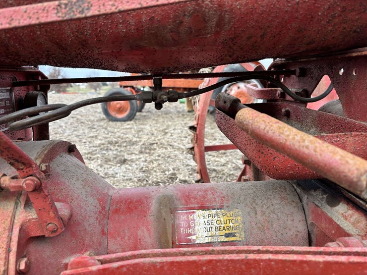 farmall-f-12-single-front-on-rubber-with-cast-steel-rim-and-rear-steel-image-45