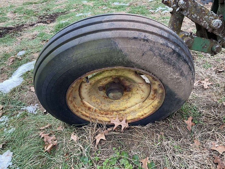 john-deere-pull-tye-4-bottom-plow-on-rubber-image-13