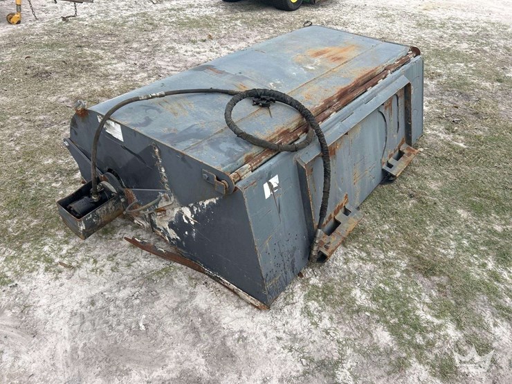 hydraulic-sweeper-skid-steer-attachment-image-4