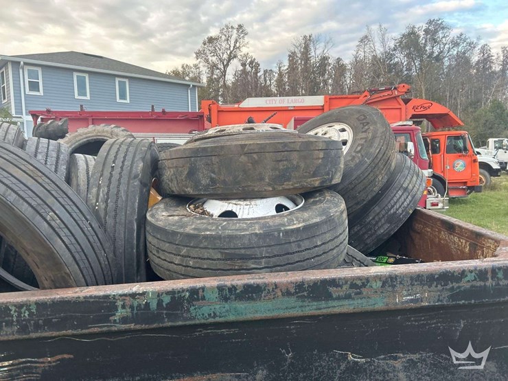 rolloff-dumpster-body-with-misc-tires-image-8