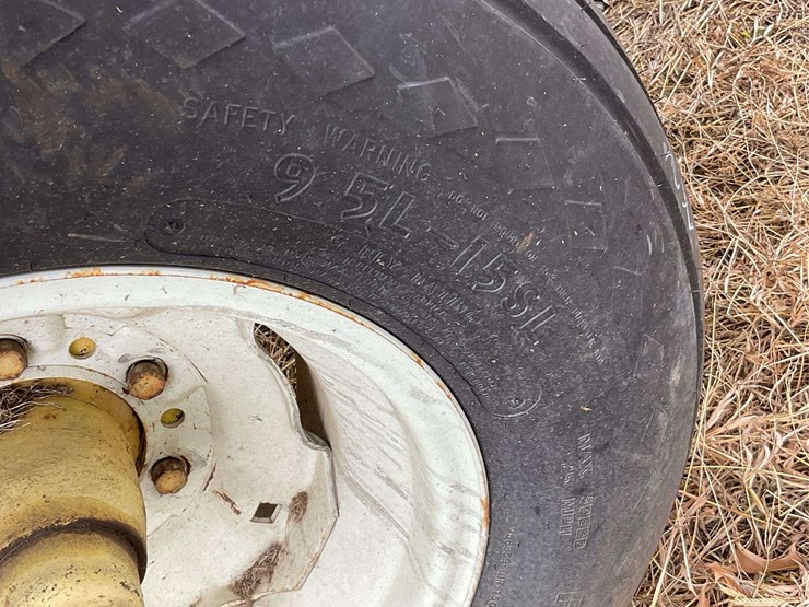 hay-wagon-w/-john-deere-running-gear-image-17