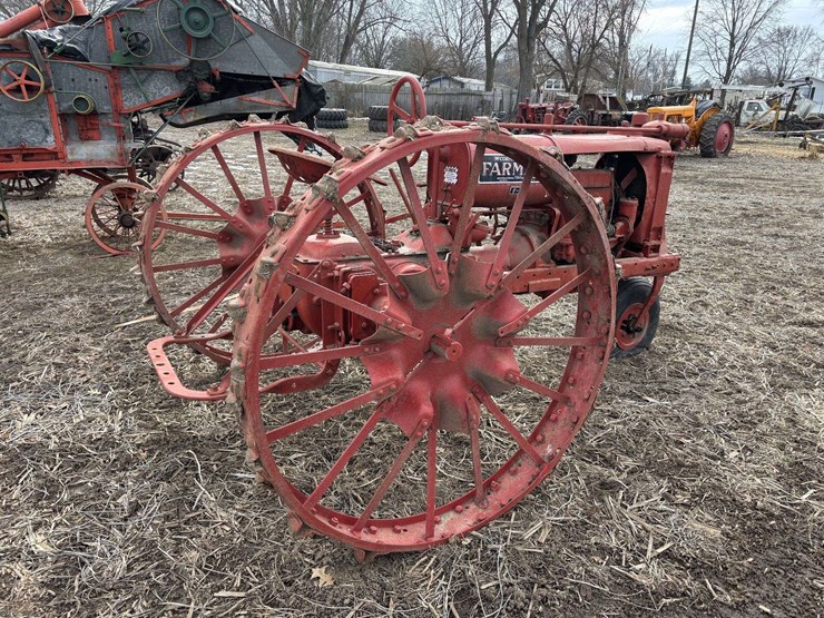 farmall-f-12-single-front-on-rubber-with-cast-steel-rim-and-rear-steel-image-4