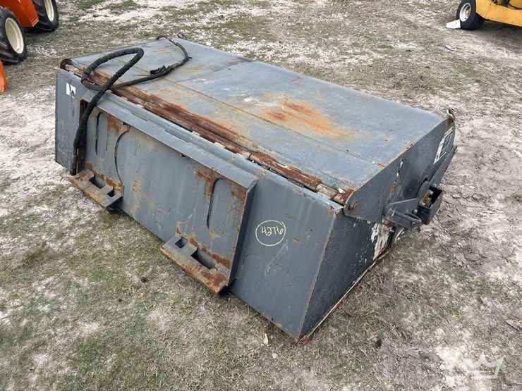 hydraulic-sweeper-skid-steer-attachment-image-3