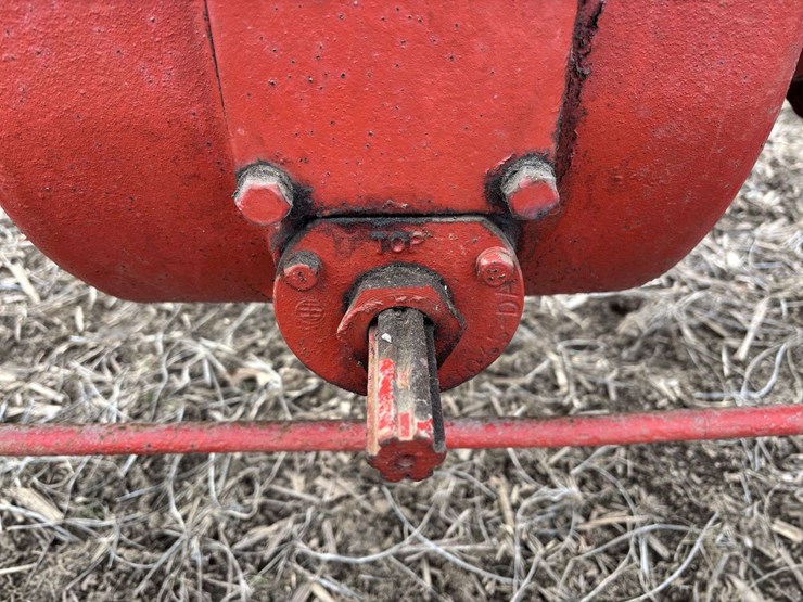 farmall-f-12-single-front-on-rubber-with-cast-steel-rim-and-rear-steel-image-52