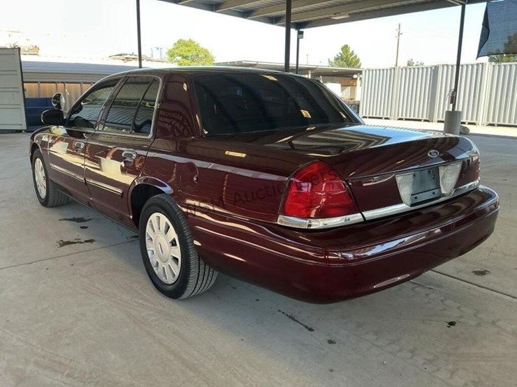 2011-ford-crown-victoria-sdn-image-5