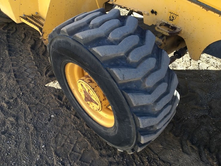 2015-deere-210l-image-11