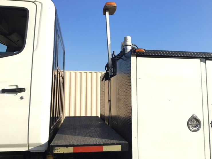 2010-hino-268-image-13