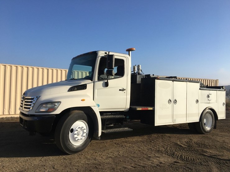 2010-hino-268-image-1