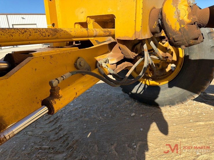 2000-deere-770ch-image-10