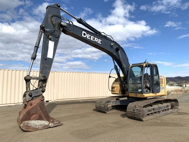 deere-225d-lc-image-1