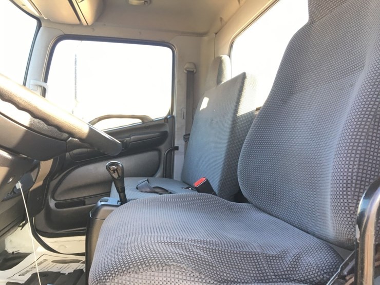 2010-hino-268-image-8