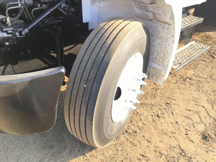 2010-hino-268-image-12