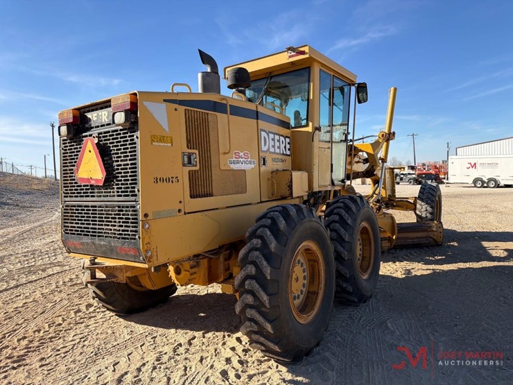 2000-deere-770ch-image-3