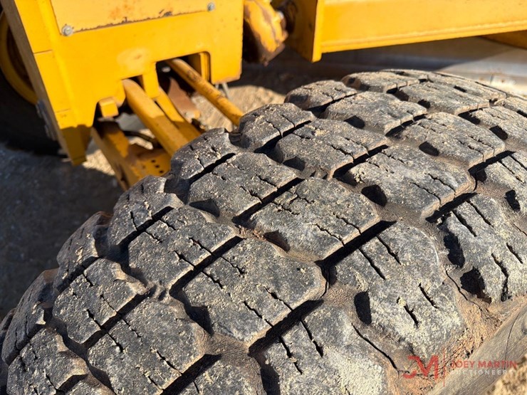 2000-deere-770ch-image-9