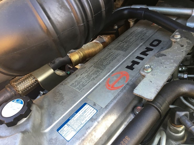 2010-hino-268-image-10