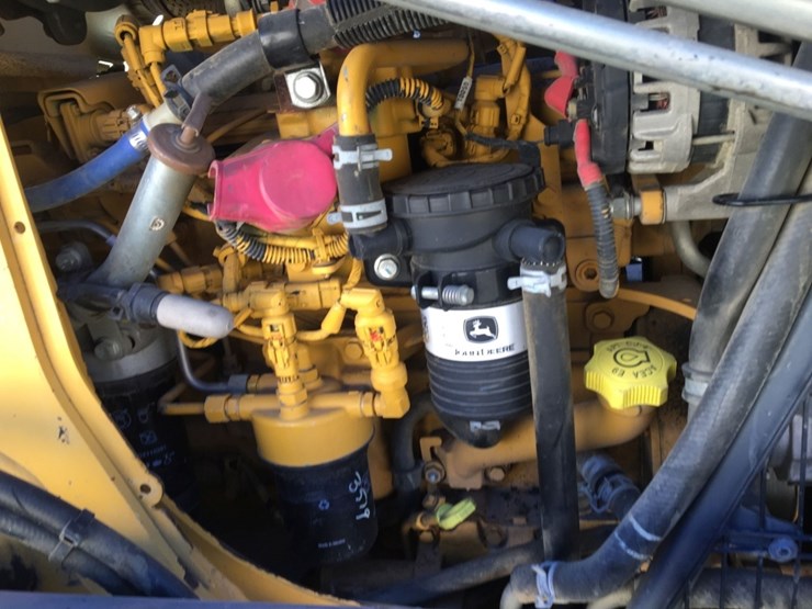 2015-deere-210l-image-9