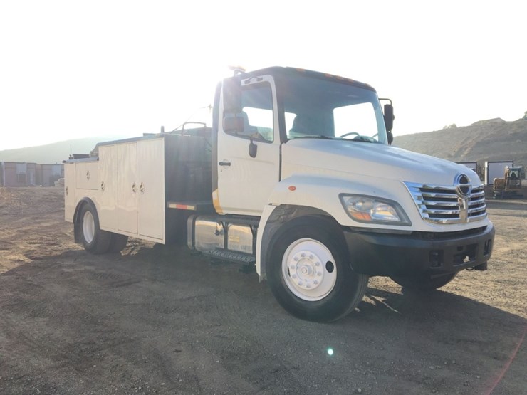 2010-hino-268-image-2