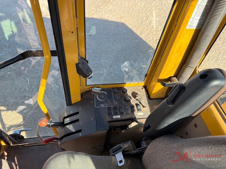 2000-deere-770ch-image-23