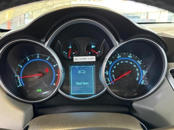 2011-chevrolet-cruze-lt-sdn-image-16