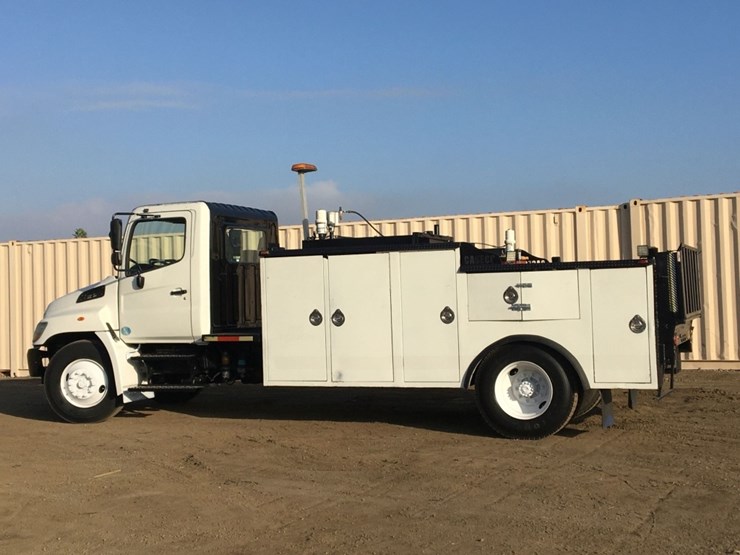 2010-hino-268-image-4