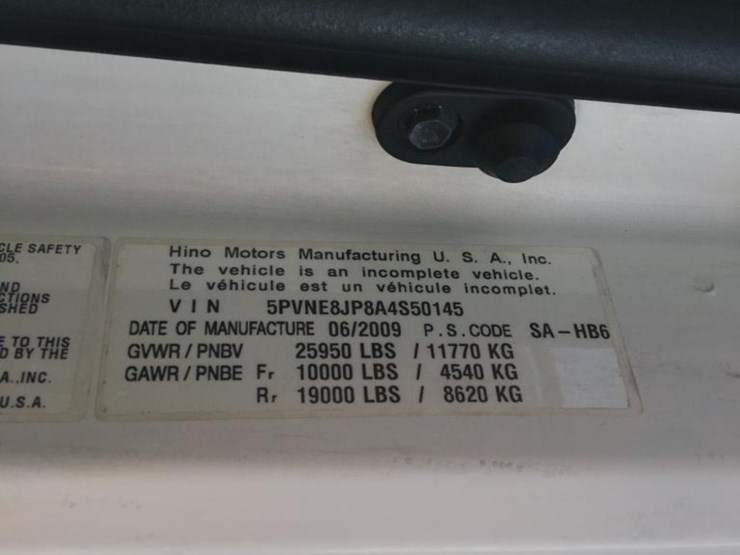 2010-hino-268-image-21