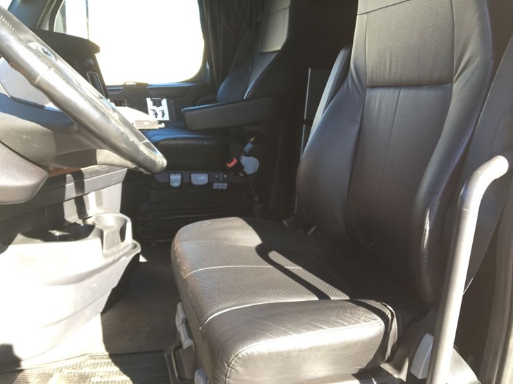 2023-freightliner-cascadia-truck-tractor,-image-8