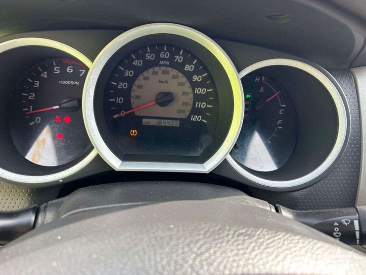 2010-toyota-tacoma-image-11