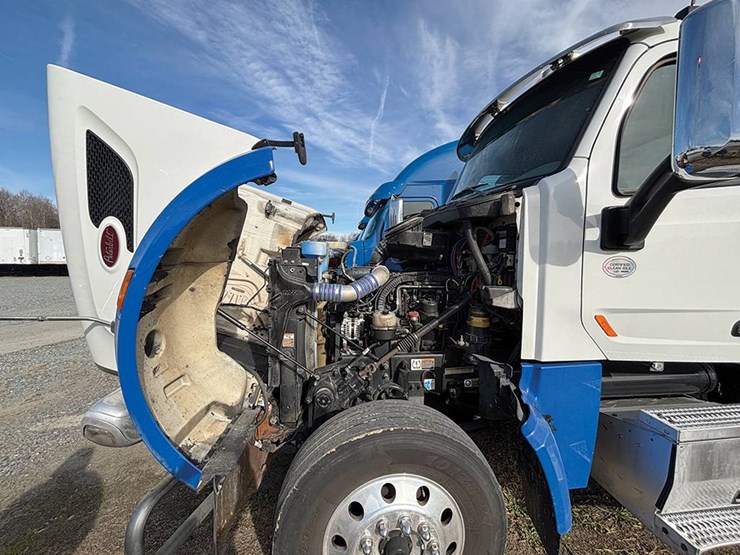 2018-peterbilt-567-image-3