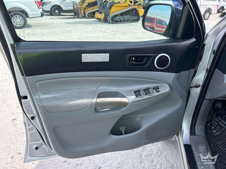 2010-toyota-tacoma-image-13