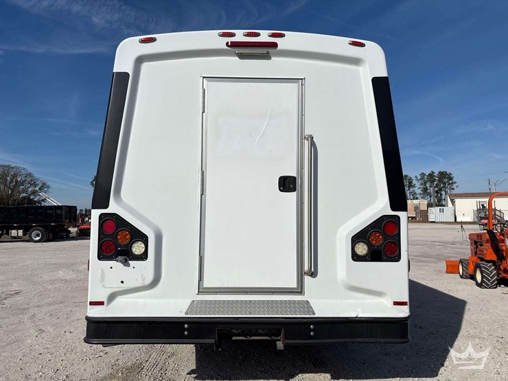 2013-ford-f550-image-43